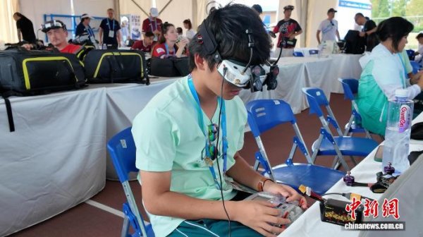 创元网 （成都世运会）中国青少年竞速“空中F1”：青春在热爱中飞翔